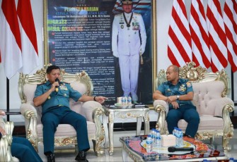 Pangkoarmada III Laksamana Muda TNI Hersan saat memberikan breifing, Senin 8/1
