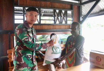 Bantuan satgas Yonif PR 330 kepada masyarakat 