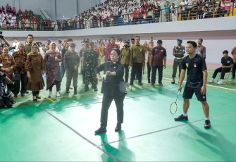 Puan Maharani Ketua DPR RI saat bermain bulutangkis bersama atlet, Kamis (11/1)