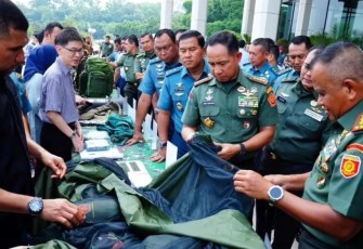 Pangkostrad Mayjen TNI Muhammad Saleh Mustafa saat mendampingi Panglima TNI Jenderal TNI Agus Subiyanto dalam pengecekan perlengkapan operasi dalam negeri 2024 di Jakarta, Kamis (11/1)