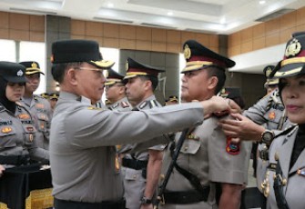 Kapolda Sumbar Irjen Pol Suharyono melantik pejabat di jajaran Polda Sumbar, Jum'at (12/1)
