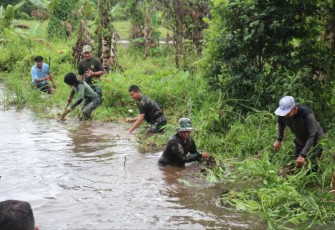 Personel Kodim 1001/HSU-BLG berenang bersihkan sampah