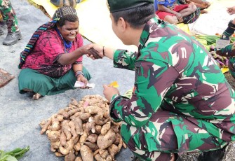 Program BOHAI Satgas Yonif PR 330/Tri Dharma di Kabupaten Intan Jaya, Jum'at (12/1))