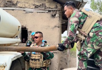 Satgas Indo RDB saat Bantu Warga yang Alami Kesulitan Air Bersih