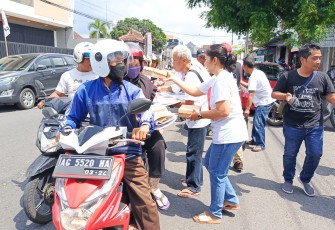Bagi-bagi Makan Gratis di Kota Blitar oleh Sejumlah Caleg Partai Gerindra