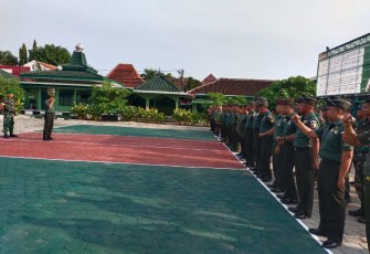 Dandim 0805/Ngawi Letkol Arm Didik Kurniawan saat memberikan jam komandan, Senin (15/1)