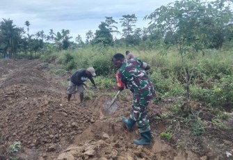 Babinsa Koramil 03 Kuala Kencana saat Bantu Warga Buka Lahan Kosong Untuk Dijadikan Lahan Produktif