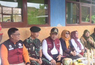 Danyonarmed 1 Kostrad Mayor Arm Ihalauw Garry Herlambang saat berbincang dengan Bupati Malang Drs H Sanusi disela penyerahan bansos masyarakat dusun Pusung Desa Wonorejo Kecamatan Singosari Kabupaten Malang, Selasa (23/1)
