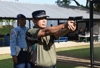 Wadan Koharmatau Marsma TNI Talawide saat latihan menembak, Rabu (24/1)