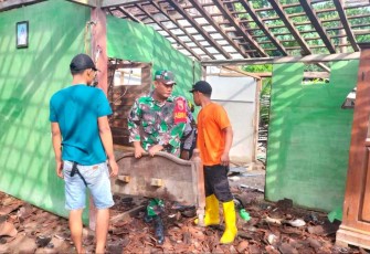 Serma Didik Susanto membantu rehab rumah warga desa binaannya, Rabu (24/1)