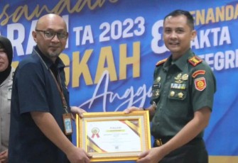 Danmenarmed 1 Kostrad Kolonel Arm I Made Mertha Yasa saat menerima penghargaan dari KPPN Purwakarta, Rabu (24/1)