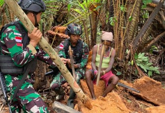 Prajurit satgas Yonif 310/KK bantu masyarakat panen sagu, Kamis (25/1)