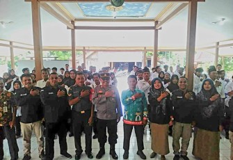 Sertu Misnan Babinsa Koramil 0805/15 Karanganyar foto bersama usai pelantikan anggota KPPS, Sabtu (27/1)