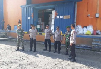 Pengamanan pelipatan kertas pemilu di gudang KPU