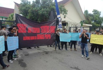 Massa Aksi LSM GPI di Depan Kantor DPUPR Kabupaten Blitar, Senin 29 Januari 2024.