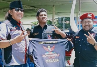 Ketua DPC GRIB JAYA Malang Damanhury Jab, didampingi Wakil Ketua DPC GRIB JAYA Malang Marsel, saat berpose bersama Ketua Madas Malang Ashadi, Selasa (30/01/2024),