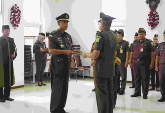 Kajari Batu Didik Adyotomo SH MH saat melantik Ardhitia Harjanto SH sebagai Kepala Sub Bagian Pembinaan, Senin (29/1)