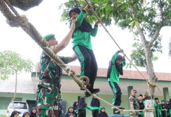 Outbound Siswa Ponpes Qomarul Hidayah bersama Kodim Trenggalek, Selasa (30/1)