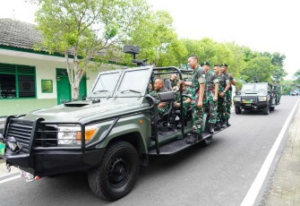 Pangkostrad Mayjen TNI Muhammad Saleh Mustafa menggunakan kendaraan PJD menuju Yonif 413 Kostrad, Sukoharjo, Senin (29/1)