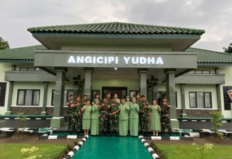 Pangkostrad Mayjen TNI Muhammad Saleh Mustafa foto bersama jajaran Yonarmed 12 Angicipi Yudha Kostrad, di Ngawi Jawa Timur, Selasa (30/1)