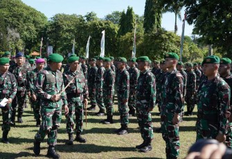 Pangdam IX Udayana Mayjen TNI Harfendi saat inspeksi pasukan di lapangan Puputan Niti Mandala Renon, Denpasar, Kamis (1/2)