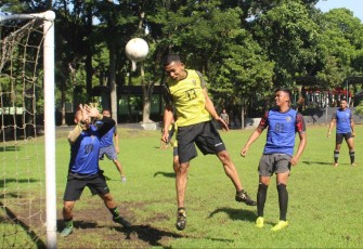 Striker andalan Menarmed 2 Kostrad berusaha mencetak gol, Jum'at (2/2)