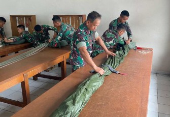 Siswa Para Umum A-199 Latihan Melipat Parasut Cadangan, Senin (5/2)
