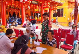 Serda Suleksono saat monitoring kegiatan sambut tahun baru Imlek