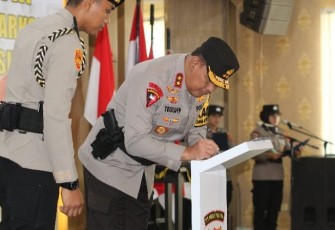 Kapolda Sultra Irjen Drs Teguh Pristiwanto saat sertijab PJU Polda Sultra, Rabu (7/2)