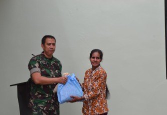 Kasdim Mimika dalam Kegiatan Baksos Pengobatan Gratis dan Pembagian Sembako