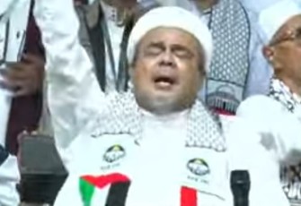 Habib Rizieq saat istiqosah dan munajat rakyat untuk keselamatan NKRI di Pademangan, Jakarta, Kamis (8/2)