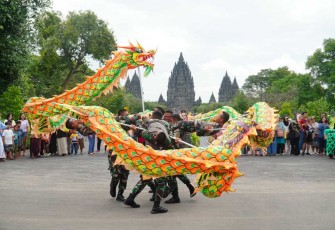 Aksi barongsai prajurit Yonarmed 11/GG/2/2 Kostrad di pelataran candi Prambanan, Yogyakarta, Sabtu (10/2)