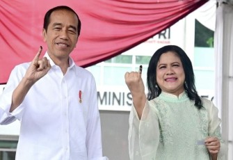 Presiden Jokowi dan Ibu Iriana saat Gunakan Hak Pilih Pemilu 2024 di Tempat Pemungutan Suara (TPS) 10, Kecamatan Gambir, Jakarta Pusat, pada Rabu, 14 Februari 2024.