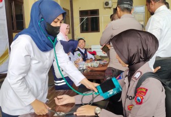 Petugas KPPS dan Pam Pemilu menerima Pelayanan Kesehatan Biddokkes Polda Jatim, Rabu (14/2)