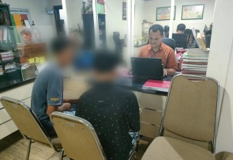 Terduga pelaku penganiaya santri saat diinterogasi petugas Polres Malang, Kamis (15/2)