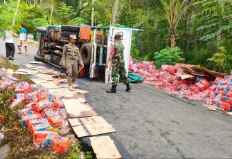 Sertu Winardi Bantu Evakuasi Truk Terguling