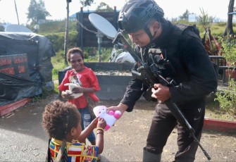Prajurit Tri Dharma berikan boneka cantik untuk anak-anak Papua, Kamis (15/2)