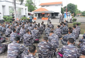 Pasukan Huru Hara Lantamal V Surabaya, Kamis (15/2)
