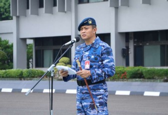 Pangkoopsud I Marsda TNI Mohammad Nurdin saat membacakan amanat Kasau dalam upacara bendera, Senin (19/2)