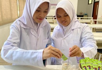 Dua Siswa MAN IC Tanah Laut 