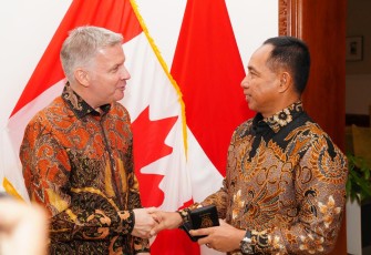 Panglima TNI saat bersama dengan Duta Besar Kanada untuk RI 