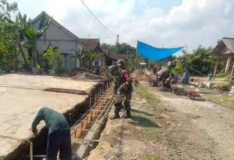 Bangun saluran drainase bersama warga binaan