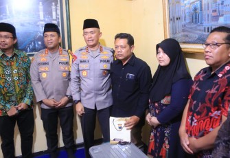 Kapolda Jatim Irjen Pol Imam Sugianto usai takziah bersama keluarga anggota PPS di Sidoarjo, Senin (26/2)