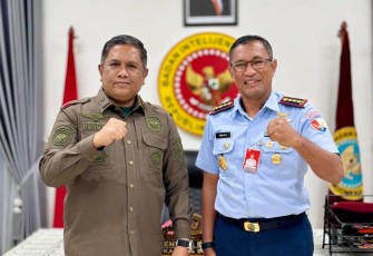 Danlanud SUT Kolonel Nav Sani Salman Nuryadin bersama Kabinda Sumbar, Senin (26/2)