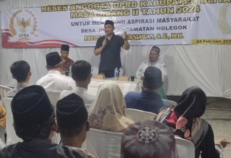 Anggota Komisi 1 DPRD Kabupaten Blitar Fredy Agung Kurniawan Saat Menyerap Aspirasi Masyarakat Desa Jiwut Kecamatan Nglegok Kabupaten Blitar, Sabtu 24 Februari 2024.