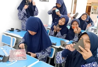 Siswi Kelas 9 SMP Nurul Ilmi Boarding School praktek bangun ruang matematika, Kamis (29/2)