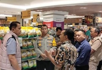 Kabid Humas Polda Jatim Kombes Dirmanto bersama satgas pangan Mabes Polri inspeksi bahan pokok di salah satu pusat perbelanjaan di Surabaya, Kamis (29/2)