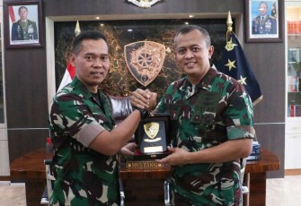 Kol Pnb Sidik Setiyono menerima cenderamata Pangkoopsud I Marsekal Mudah TNI Mohammad Nurdin di Jakarta, Jum'at (1/3)