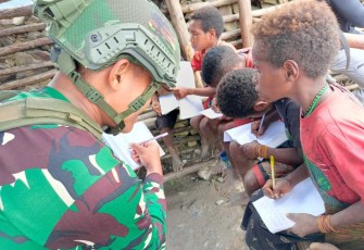 Tebarkan ilmu pengetahuan bagi anak-anak distrik Sinak Kabupaten Puncak, Papua, Jum'at (1/3)