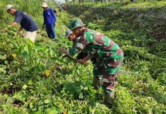 Kerja Bakti Bersihkan Sungai Wilayah Desa Binaan